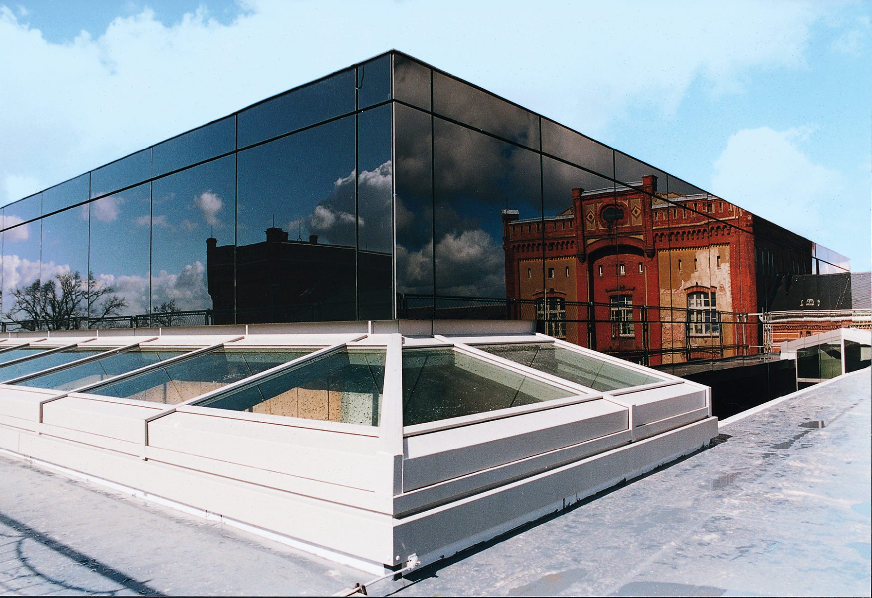 Rainscreen Architecture: Glass Cladding System Solutions for Builders